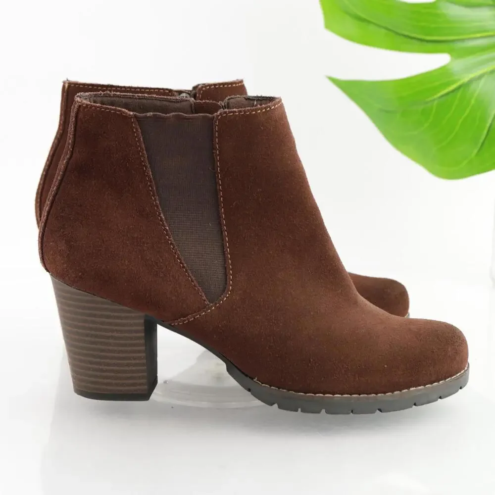 Clarks women pause